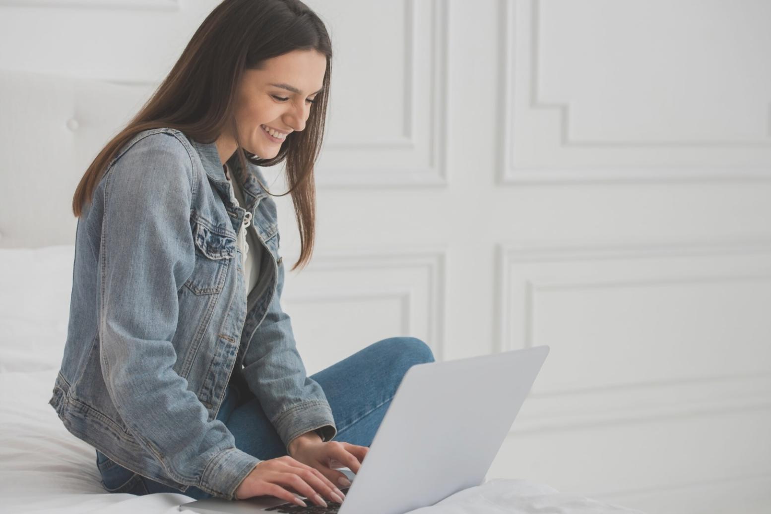 Bureau professionnel avec documents financiers et ordinateur portable